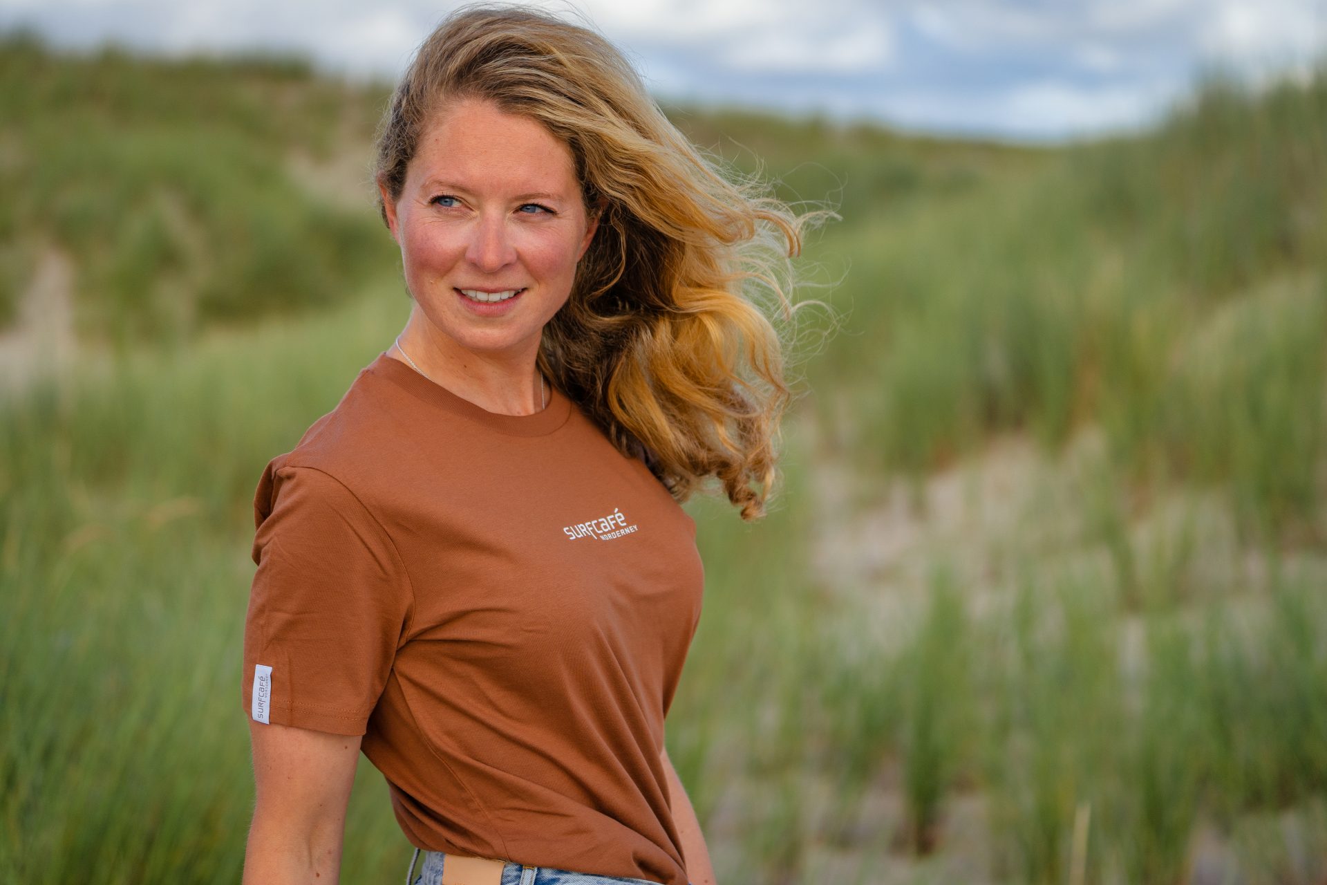 Basic T-Shirt in Camel – Bild 3