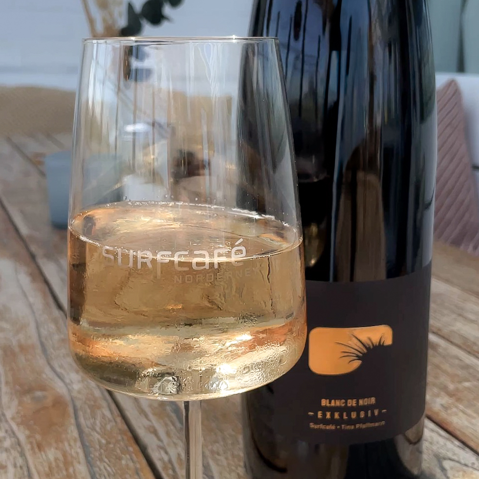Blanc de Noir EXKLUSIV - Surfcafe x Tina Pfaffmann, Pfalz / 1,5 Liter / 2er Karton – Bild 2